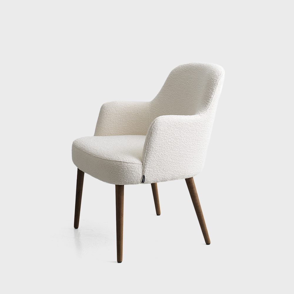 Aston 03 Wood - en stilren fåtölj med rakare linjer i rygg och karm. Konformade ben i ask. Slät alternativt dekorativ söm i ryggen.