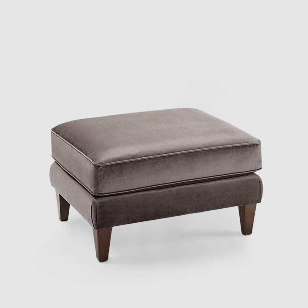 Paul Pouf - klassisk, rektangulär pall med träben och klädd sits. Med den sköna lösa sittplymån sitter du riktigt bekvämt.