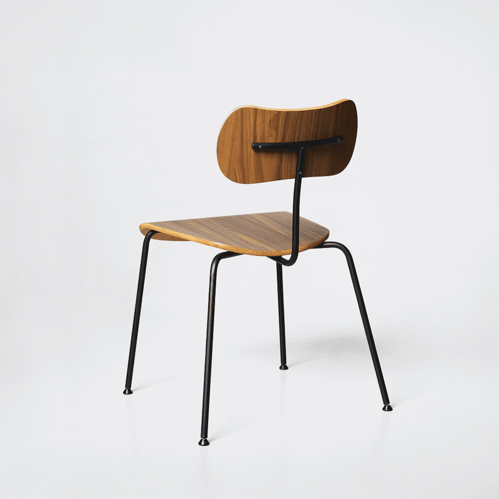Lykos Walnut - stol med svarta metallben. Sits och rygg i valnöt.