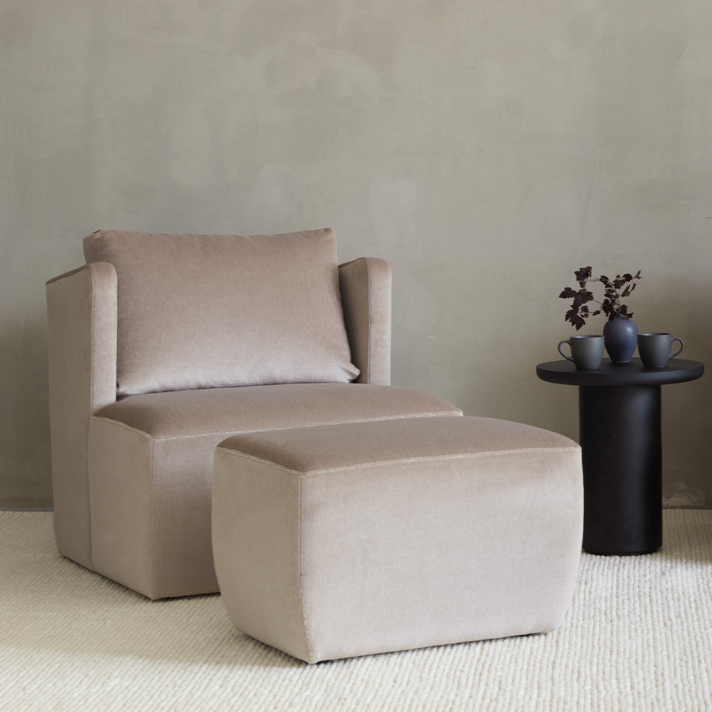 Tristan Pouf - Bekväm kubformad puff i stilren design.