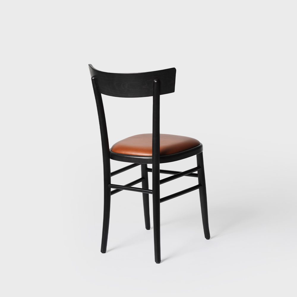 Pastis 02 Soft - en klassisk thonet-stol med tidlös design, trästativ och stoppad sits för extra komfort.