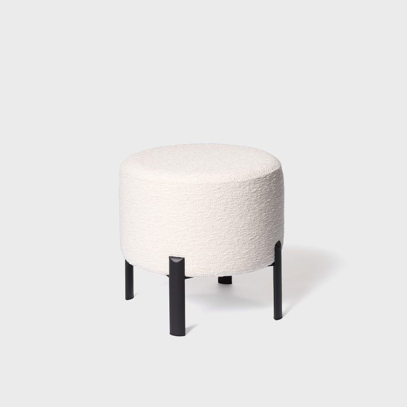 Molly - Bekväm, lättplacerad sittpuff. De raka metallbenen blir en fin kontrast till puffens mjuka, runda form.