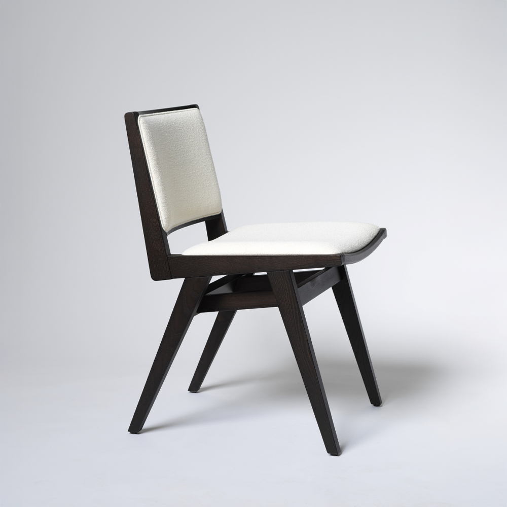 Hommage Soft 02 - en elegant stol i massiv ask med stoppad sits och rygg för extra komfort.