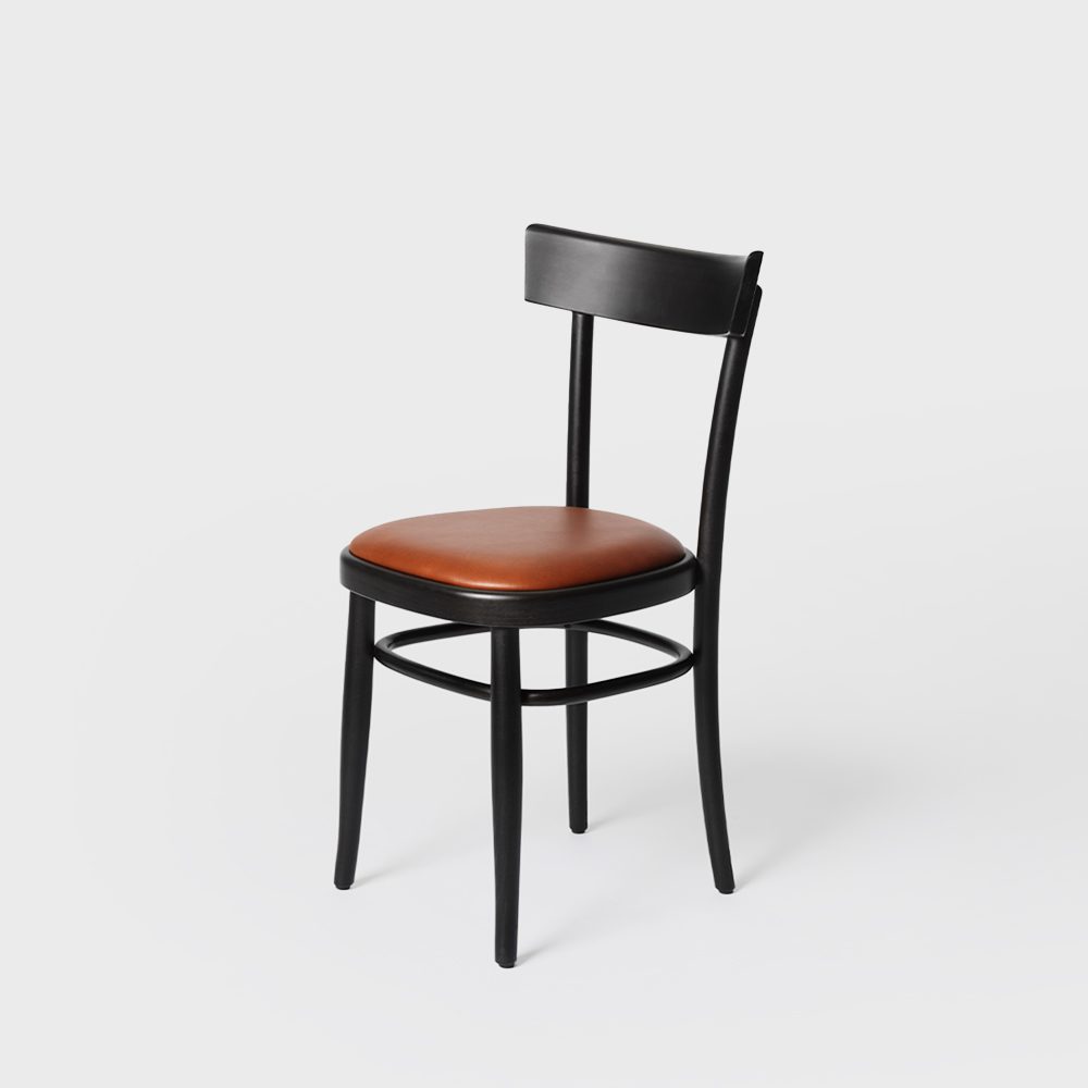 Pastis - En stilren stol i svart och brunt med en exklusiv lädersits, en idealisk detalj för ett sofistikerat rum.