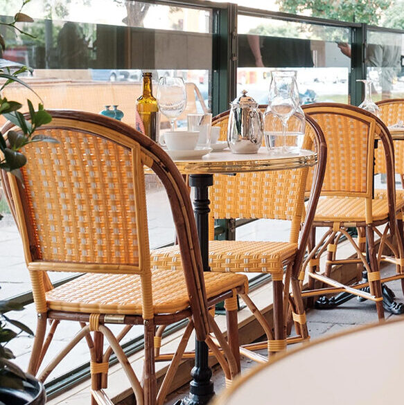 Våra bistromöbler på en uteservering