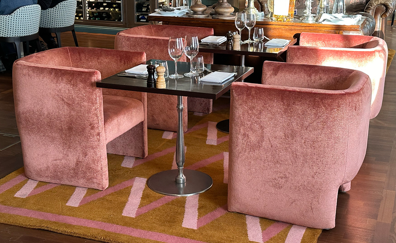 Fåtöljerna Ted i restaurangmiljö på Lydmar Hotel. Fåtöljerna är klädda i en rosa mohairsammet.