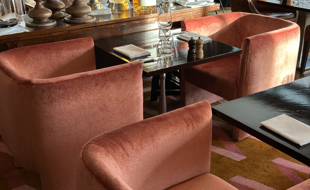 Fåtöljerna Ted i restaurangmiljö på Lydmar Hotel. Fåtöljerna är klädda i en rosa mohairsammet.