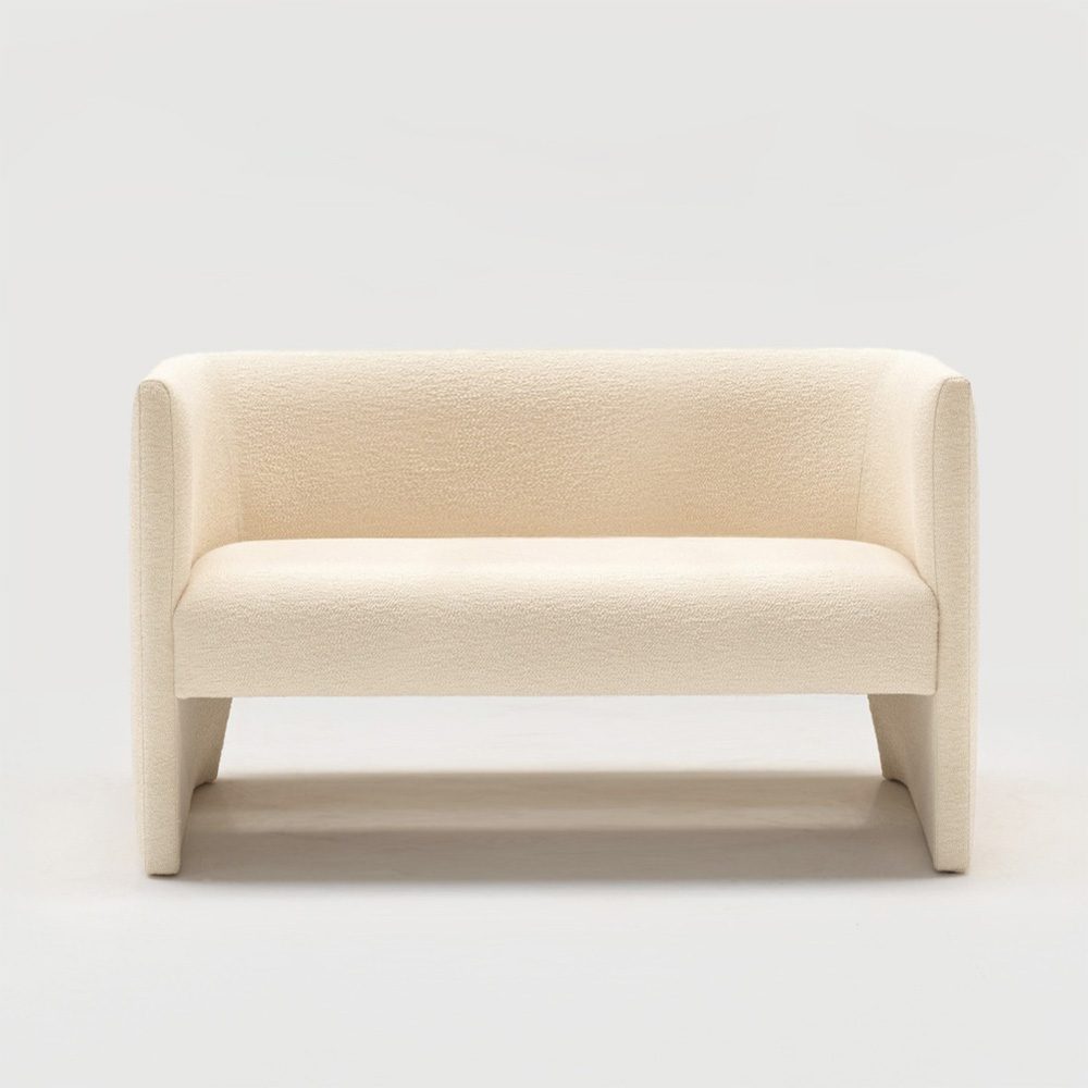 Ted Sofa - Nätt soffa med omslutande form. Ted erbjuder en perfekt balans mellan form och funktion. Mycket fint tapetserad, klädd i ett vitt boucletyg.