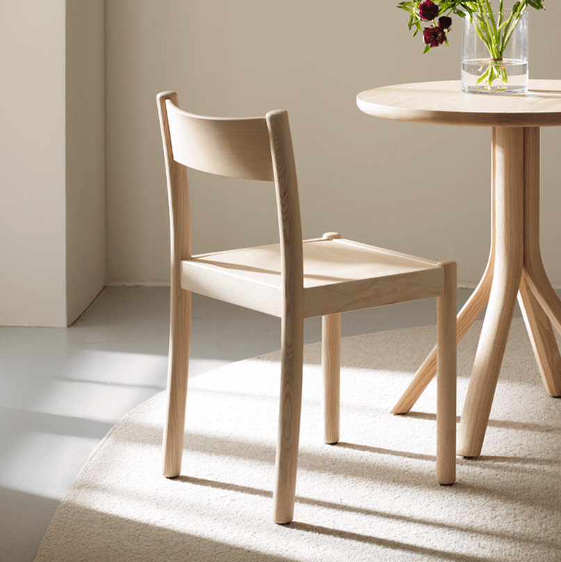 Joel är en modern tolkning av den klassiska trästolen – enkel i sitt uttryck, med en design som håller över tid. Stolen är tillverkad i massiv ask.
