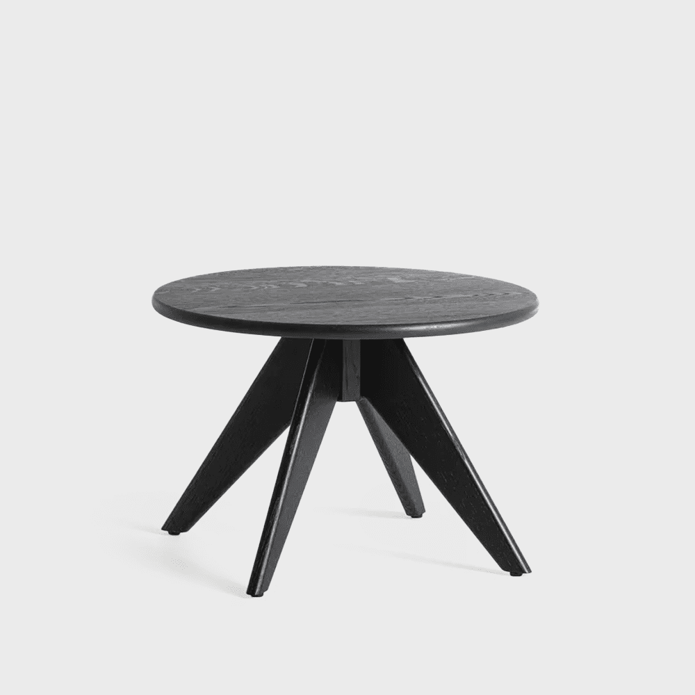 Monolit - ett svart soffbord i massiv ask, där hantverkskänsla möter lekfull form.